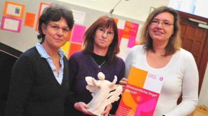 Haupt- und Ehrenamtliche auf Engelsuche: Ulrike Neher-Dietz, Dorothee Lindemann und Sabine Drecoll (von links). FOTO: GER