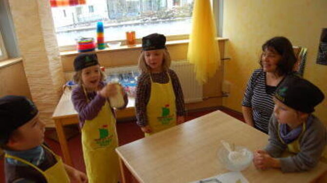 Geschüttelt, nicht gerührt: Butter machen ist lustig, findet Anna, und Raphael passt genau auf, was passiert. FOTO: PETRAT