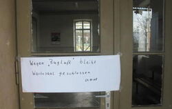 Hinweis mit Humor: Viele Fenster wurden im Mössinger Bahnhof zerstört.  GEA-FOTO: MWM