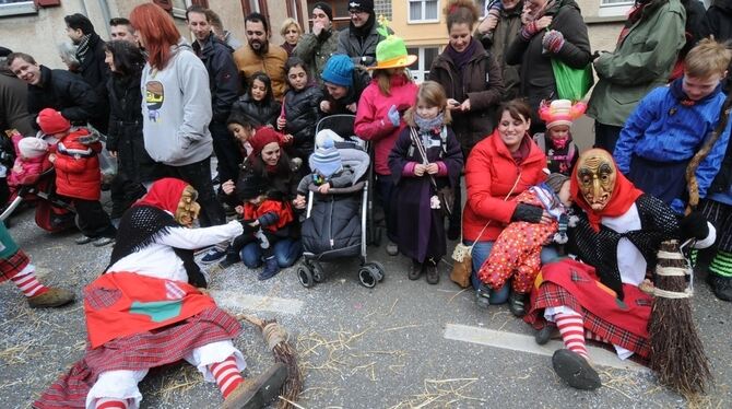 Das gesellige Zusammensein zwischen Narren und Umzugs-Zuschauer währt in dieser ultrakurzen Fasnets-Saison bedauerlicherweise nu
