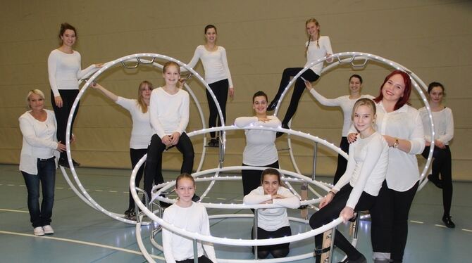 Die Rhönrad-Gruppe des VfL Pfullingen mit ihrem außergewöhnlichen Sportgerät. FOTO: LEIPPERT Die Rhönrad-Gruppe des VfL Pfullingen mit ihrem außergewöhnlichen Sportgerät. FOTO: LEIPPERT