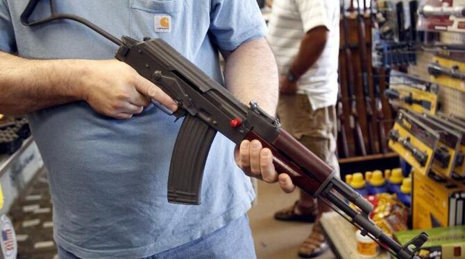 In den USA sollen die Regeln für den Verkauf der Waffen verschärft werden. Beispielsweise sollen Käufer und Verkäufer von Sch