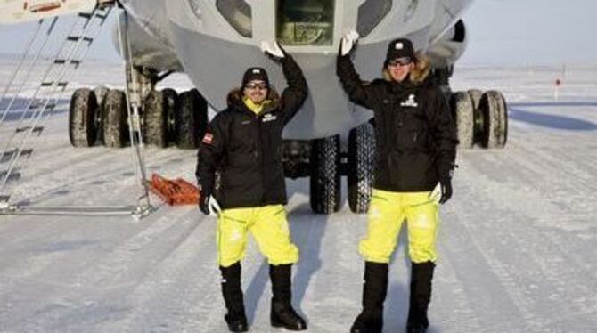 Vor dem Aufbruch: Armin Wirth (rechts) und sein Freund Dieter Staudinger betreten in der Antarktis unbekanntes Terrain.
FOTO: PR