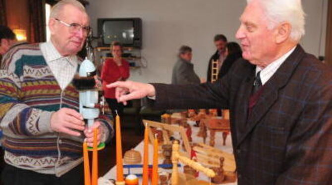 Werkstattleiter Walter Schenk (links) und Kuratoriumschef Heinz Hierl freuen sich über den Verkaufserfolg des Basars am Sonntag