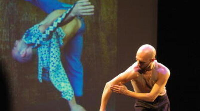 Tänzer Gaetano Posterino stimmt neben seinem Dia auf das nächste Tanztheater ein. FOTO: KAPP