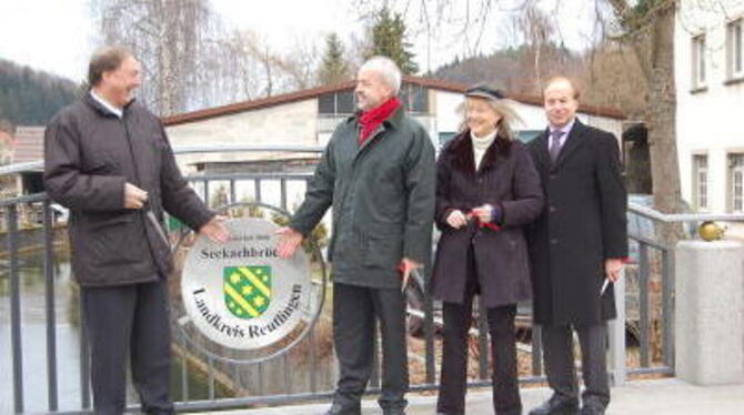 Frisch saniert und mit Landkreis- und Stadtwappen gestaltet: Die Seckachbrücke in Trochtelfingen ist gestern von Bürgermeister F