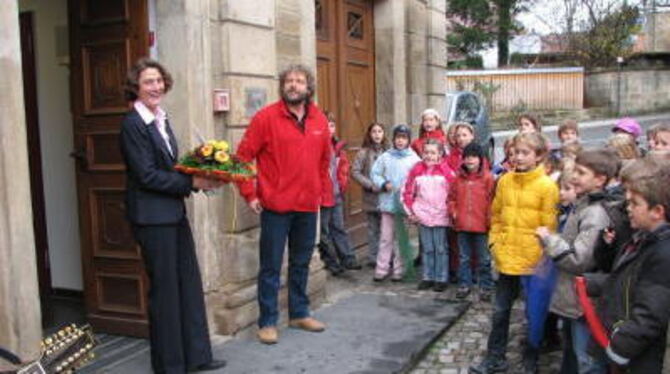 Gelungene Überraschung: musikalische Begleitung zum 40. Geburtstag für Walddorfhäslachs Bürgermeisterin Silke Höflinger (links)