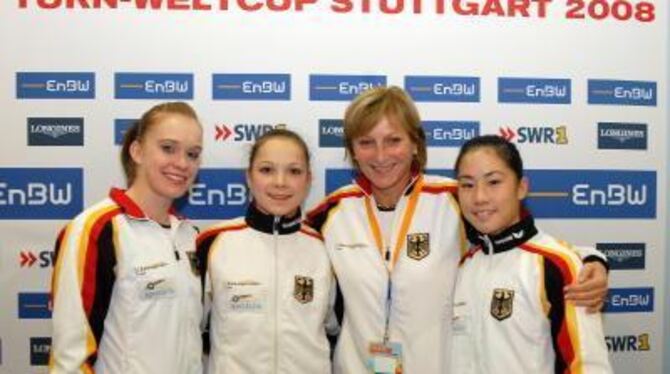 Gut gelaunt: Das Frauen-Turnteam mit Jenny Brunner, Joeline Moebus, Bundestrainerin Ulla Koch und Kim Bui (von links).  FOTO: AV