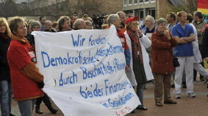 Mitarbeiter und Chefetage der Tübinger Kliniken protestieren gegen ihrer Meinung nach ungenügende Krankenhaus-Budgets. FOTO: NIE
