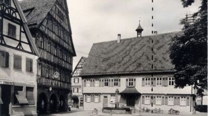 Noch in XXL-Version: Das Rathaus I (rechts) um 1935. Die Strichlinie zeigt, was rechts heute fehlt.  FOTO: NÄHER, REUTLINGEN