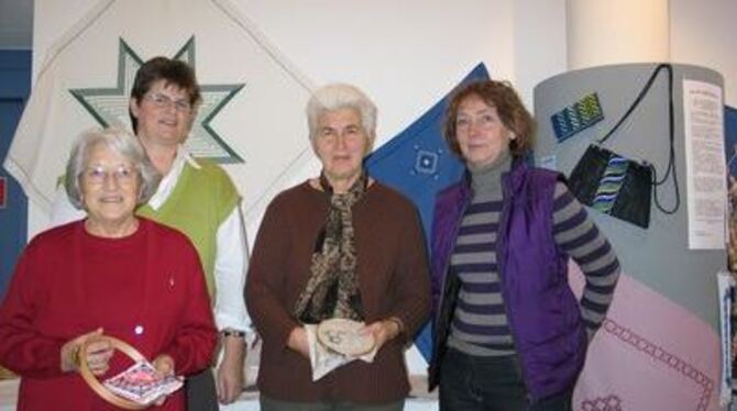 Treffen sich seit Jahren zum Sticken: Magdalena Rehmann, Ellen Noetzel, Gretel Demel und Helga Degen (von links). GEA-FOTO: PP