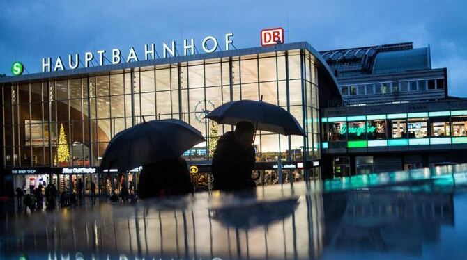 Passanten am Hauptbahnhof in der Innenstadt von Köln. Die CDU-Spitze fordert einheitlich deutliche Gesetzesverschärfungen nac