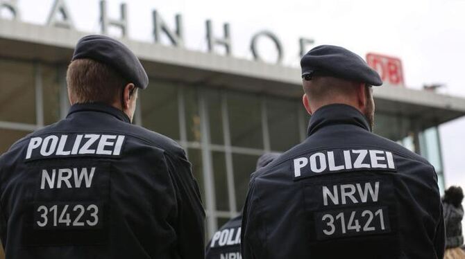 Polizisten stehen vor dem Hauptbahnhof in Köln. Foto: Oliver Berg/Symbol