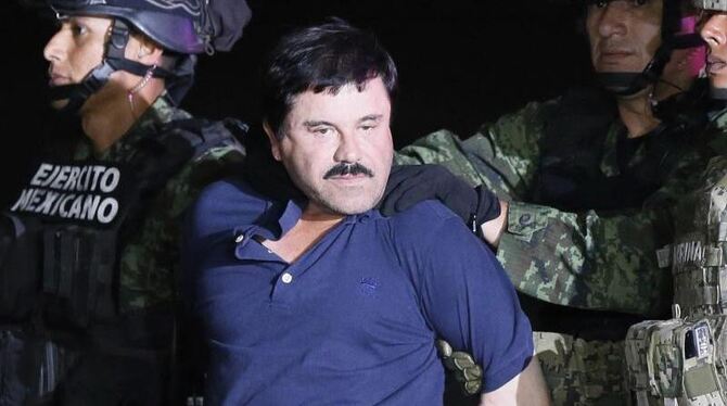 »El Chapo« wird zu einem Hubschrauber der Armee gebracht. Foto: Jose Mendez