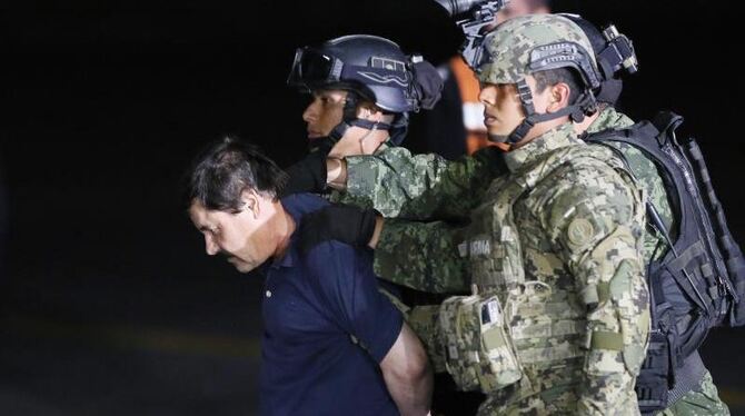 »El Chapo« wird von Bewaffneten zu einem Armeehubschrauber gebracht. Foto: Jose Mendez