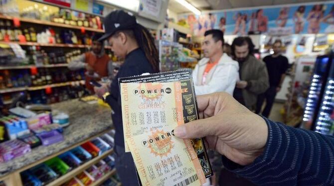 US-Amerikaner stehen in einem Laden in Kalifornien für Lose der Powerball-Lotterie an. Foto: Mike Nelson