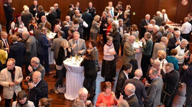 Viel Gesprächsstoff bei Häppchen und Wein: Besucher des Metzinger Bürgerempfangs in der Stadthalle. GEA-FOTO: USCHI PACHER Viel Gesprächsstoff bei Häppchen und Wein: Besucher des Metzinger Bürgerempfangs in der Stadthalle. GEA-FOTO: USCHI PACHER