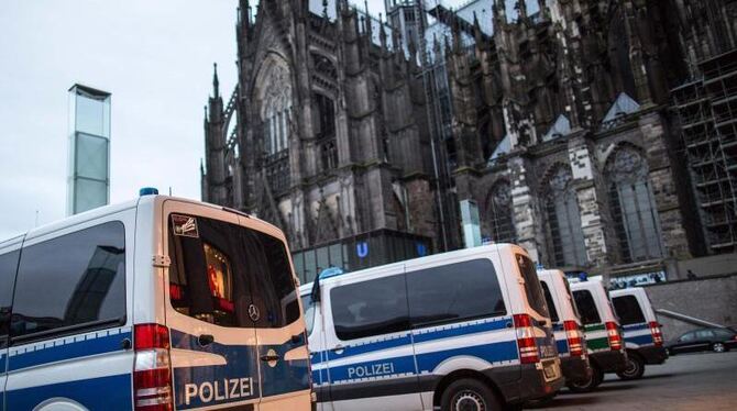 Polizeiwagen stehen vor dem Hauptbahnhof und dem Domin Köln. Foto: Maja Hitij