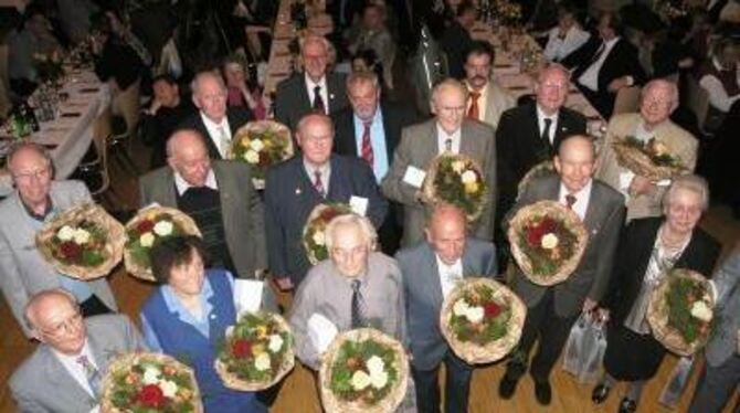 Sie alle sind seit 60 Jahren IG-Metall-Mitglieder - und wurden nun dafür geehrt.  FOTO: STÖRK