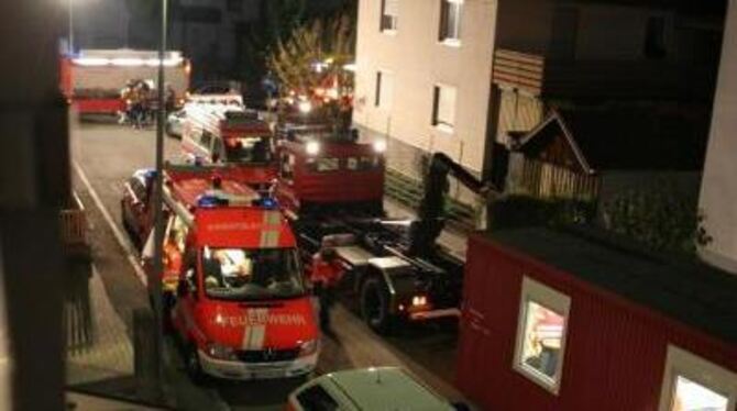 Nächtlicher Großeinsatz von Polizei und Rettungskräften im Umkreis des Pfullinger Polizeigebäudes, als ein Sprengstoffanschlag n