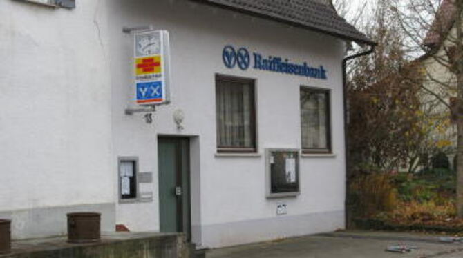Noch ist die Raiffeisenbank Sondelfingen in Reicheneck präsent - das Foto entstand am Tag nach dem Raubüberfall auf einen Angest