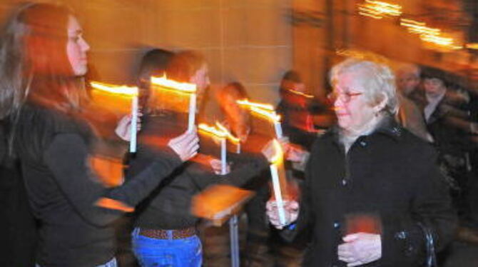 Begegnung und Erinnern: Menschen aller Altersgruppen trafen beim Gedenkzug zusammen. FOTO: GERLINDE TRINKHAUS