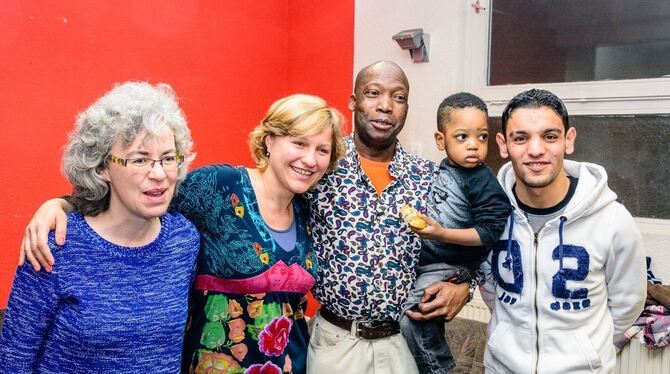 Verschiedene Kulturen? Alle sind Menschen! Gäste im Café International. FOTO: AK ASYLZwei treibende Kräfte des AK Asyl: David Ro