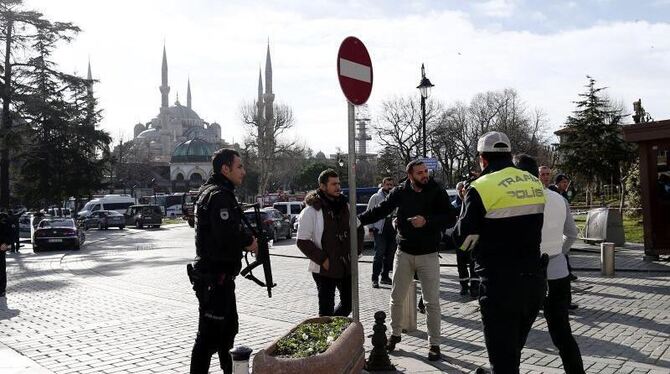 Polizisten sichern das Areal rund um die Blaue Moschee ab. Foto: Sedat Suna, dpa