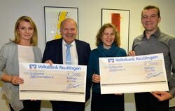 Andrea (links) und Michael Sperlich (rechts) vom »Reutlinger Weihnachtscircus« übergeben Spendenschecks in Höhe von jeweils 3 00