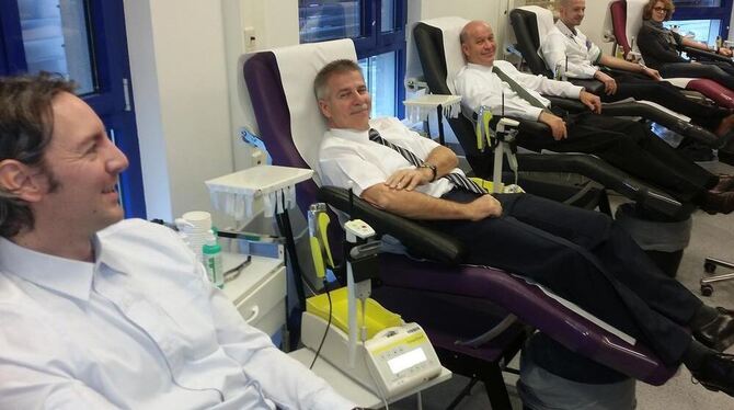 Die Initiatoren bei der Blutspende (von links): Daniel Mey (Geschäftsführer TVR Volleyball GmbH), Klaus Knoll (Geschäftsführer A Die Initiatoren bei der Blutspende (von links): Daniel Mey (Geschäftsführer TVR Volleyball GmbH), Klaus Knoll (Geschäftsführer A