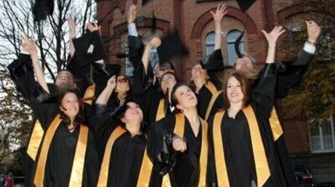 Hut ab: Die ESB-Studenten feiern ihren Abschluss. FOTO: ANSTÄDT
