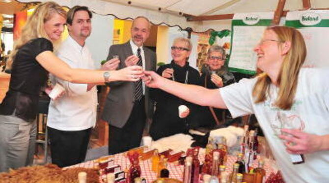 Direktvermarkterin Ulrike Gadge freut sich mit (von links) Restaurantleiterin Tanja Viehweger, Küchenchef Christian Schmid, Land