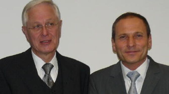 Der bisherige Chefarzt der Unfallchirurgie, Dr. Hans-Peter Vogel (links), wurde für seine fachlichen wie menschlichen Qualitäten