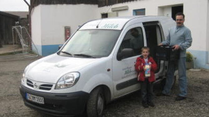 Thomas Schäfer und Sohn Marco liefern gemeinsam Milch aus. FOTO: PRIVAT