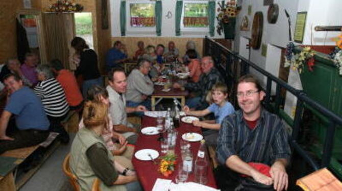 Rustikale Atmosphäre, eigener Wein und einfache Speisen: Blick in den einstigen Stall der Familie Schmauder in Glems, der jedes