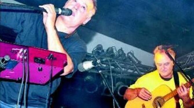 Die Brüder Alex und Georg Köberlein, hier Tage zuvor beim Auftritt bei Schwörer in Oberstetten. In Stuttgart blieb das Publikum