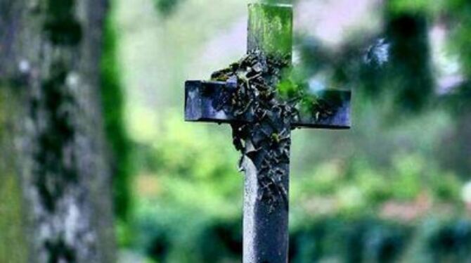 Das Kreuz spendet vielen Christen Trost über den Tod hinaus. Aber Riten und Symbole verlieren zunehmend an Bedeutung. Der Wandel