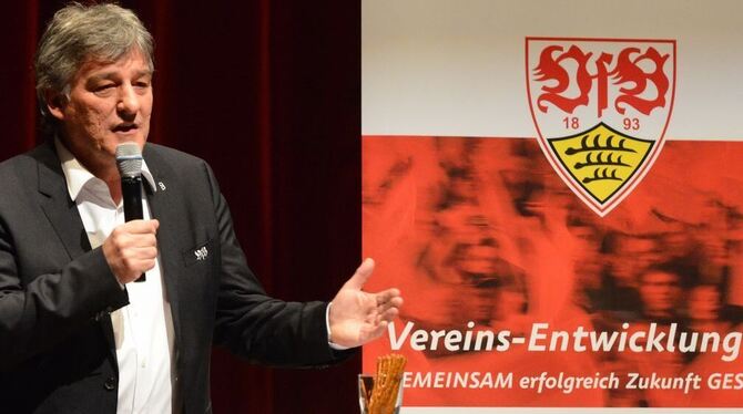Bernd Wahler, der Präsident des VfB Stuttgart, steht bei der Regionalversammlung in der Reutlinger Stadthalle den Club-Mitgliede