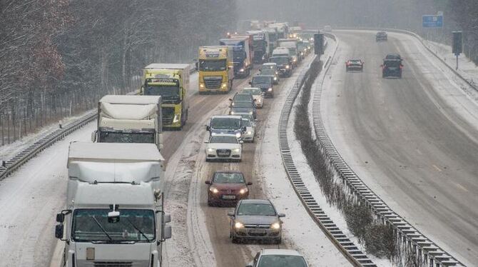 Bei winterlichen Verhältnissen ist es auf den Straßen in Süddeutschland zu schweren Unfällen gekommen. Drei Menschen kamen am
