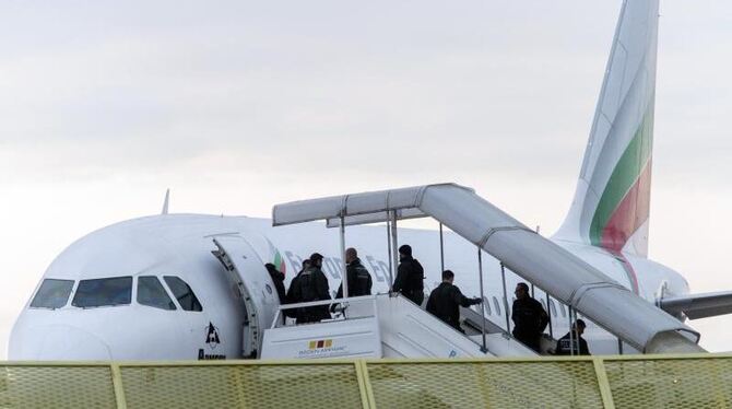 Abgelehnte Asylbewerber steigen am Baden-Airport in Rheinmünster in ein Flugzeug. Foto: Daniel Maurer/Archiv