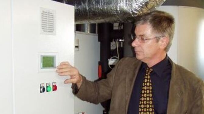 Werner Kost an der Wärmepumpe, die sein Bürogebäude mit ausreichend Heizungsenergie versorgt.  GEA-FOTO: HEK