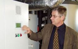 Werner Kost an der Wärmepumpe, die sein Bürogebäude mit ausreichend Heizungsenergie versorgt.  GEA-FOTO: HEK