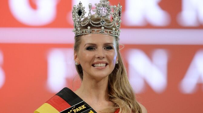 Die Miss Germany 2015, Olga Hoffmann aus Münster, steht am 28.02.2015 im Europa-Park in Rust auf der Bühne. Die gelernte Artzhel