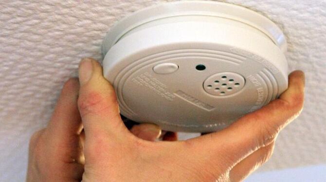 Im Internet hatten viele Nutzer vor falschen Rauchmelder-Kontrolleuren gewarnt. Foto: Franz-Peter Tschauner/Archiv