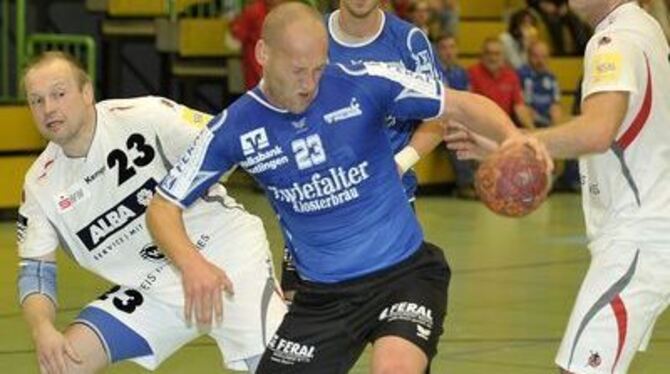 Erfolg gegen seine ehemaligen Mannschaftskollegen: Pfullingens Karsten Schäfer (Mitte) lässt sich auch von Ralf Abend (links) ni