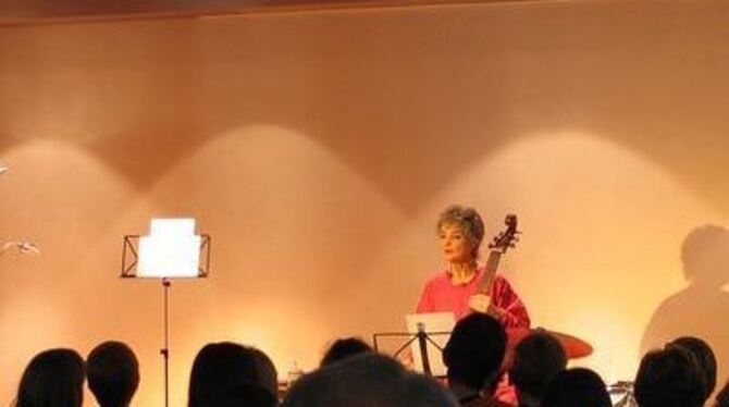 Eva Weiss schafft mit ihrem Instrumenten Stimmung. GEA-FOTO: US