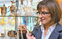 Echt oder unecht? Schmuckkennerin Annette Lachenmann kann das bei Perlen sogar heraushören und -fühlen. FOTO: TRINKHAUS