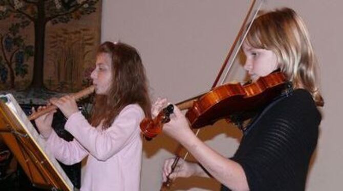 Musikalische Vielfalt bot die Begabtenklasse der Musikschule Pliezhausen, hier mit Lisa Wild und Anne Bader.  FOTO: MAR