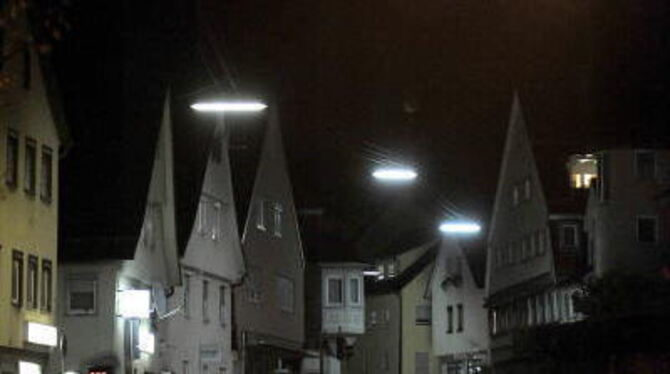 In der Hauptdurchgangsstraße wird's in Eningen nachts nicht dunkel.  FOTO: NIETHAMMER