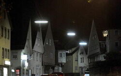In der Hauptdurchgangsstraße wird's in Eningen nachts nicht dunkel.  FOTO: NIETHAMMER
